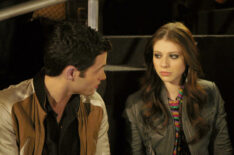 Penn Badgley, Michelle Trachtenberg in Gossip Girl