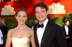Actors Jennifer Garner and Scott Foley attend the 54th Annual Primetime Emmy Awards at the Shrine Auditorium on September 22, 2002 in Los Angeles, California.