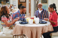 Essence Atkins as Ivy, Damon Wayans Jr. as Junior, Damon Wayans as Poppa, and Tetona Jackson as Nina in 'Poppa's House' Season 1 Episode 16 - 'Game of Phones'