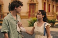 Sam Nivola and Sarah Catherine Hook in 'The White Lotus'