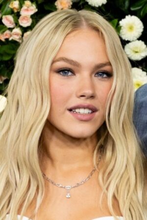 Freya Skye Headshot