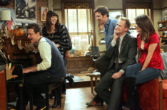 Jason Segel, Alyson Hannigan, Josh Radnor, Neil Patrick Harris, Cobie Smulder in How I Met Your Mother - 'Slapsgiving'