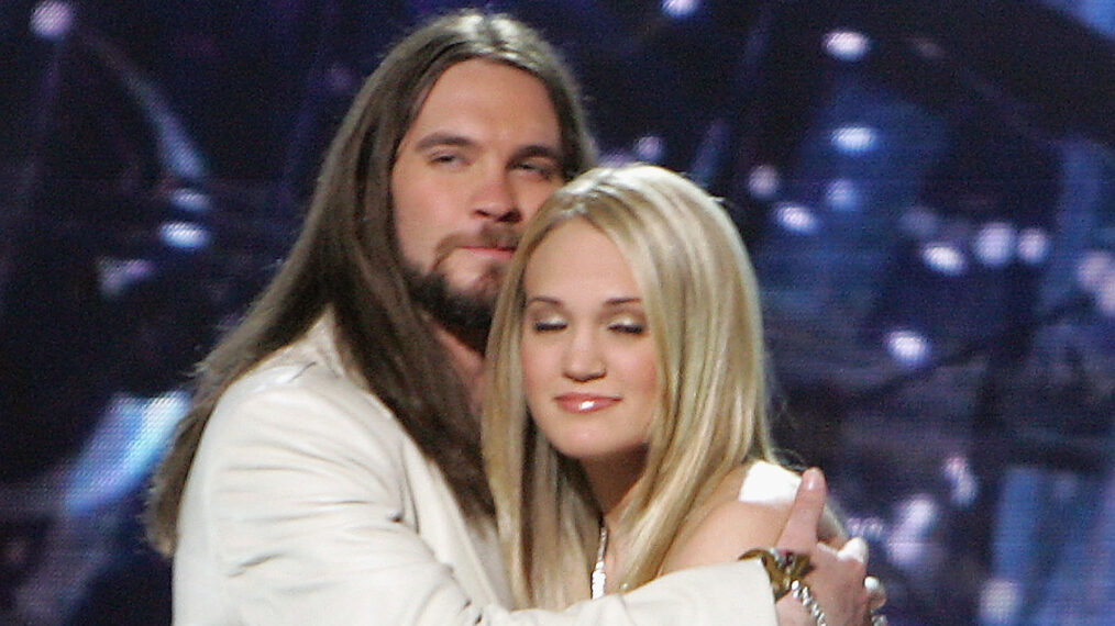 Finalists Bo Bice and Carrie Underwood (R) appear onstage at the 'American Idol' final