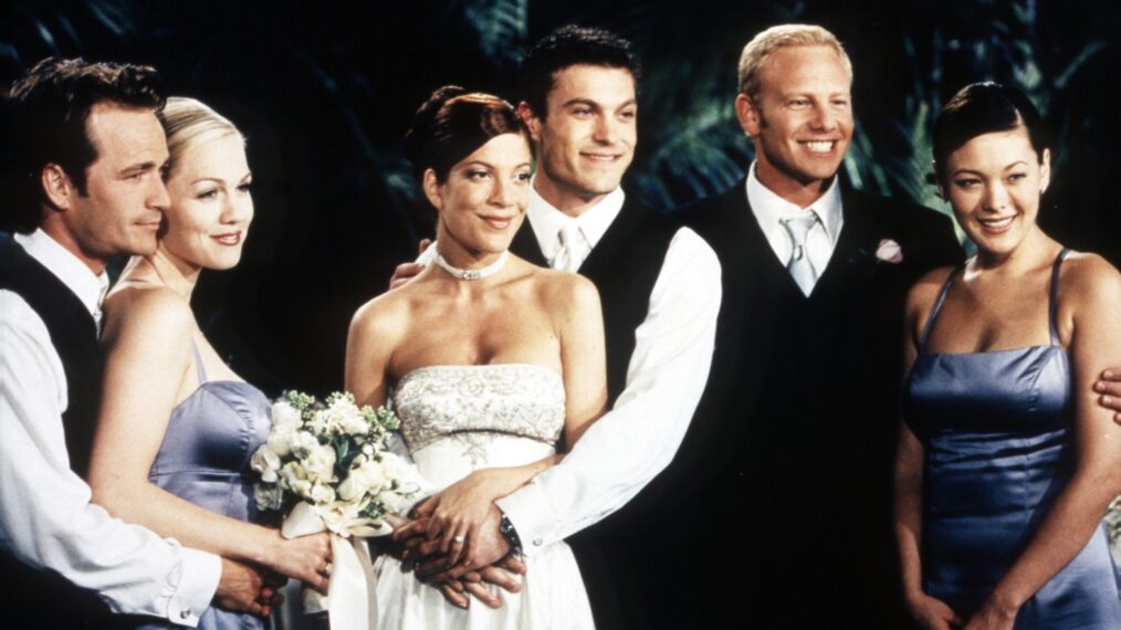 BEVERLY HILLS, 90210, from left: Luke Perry, Jennie Garth, Tori Spelling, Brian Austin Green, Ian Ziering, Lindsay Price, 'Ode to Joy', season 10, ep. 27, aired 5/17/2000, 1990-2000.