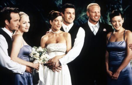 Luke Perry, Jennie Garth, Tori Spelling, Brian Austin Green, Ian Ziering, and Lindsay Price in Beverly Hills 90210 - 'Ode to Joy', season 10, ep. 27