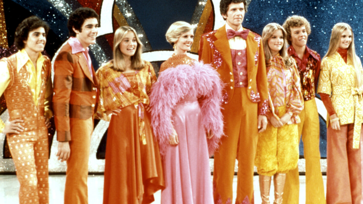 Christopher Knight, Barry Williams, Maureen McCormick, Florence Henderson, Robert Reed, Susan Olsen, Mike Lookinland, and Geri Reischl in The Brady Bunch Hour
