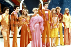 Christopher Knight, Barry Williams, Maureen McCormick, Florence Henderson, Robert Reed, Susan Olsen, Mike Lookinland, and Geri Reischl in The Brady Bunch Hour