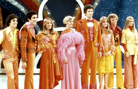 Christopher Knight, Barry Williams, Maureen McCormick, Florence Henderson, Robert Reed, Susan Olsen, Mike Lookinland, and Geri Reischl in The Brady Bunch Hour