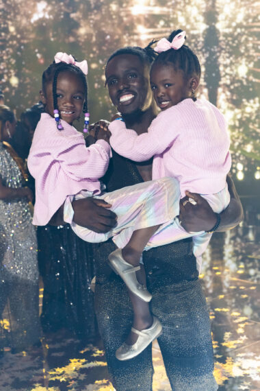 Jamal Roberts and daughters at American idol finale