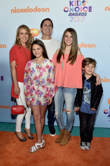Businessman Mark Cuban (C) with Tiffany Stewart (L) and Alyssa Cuban, Alexis Sofia Cuban, and Jake Cuban at Nickelodeon's 2017 Kids' Choice Awards