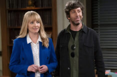 Melissa Rauch as Abby Stone, Simon Helberg as Spencer in Night Court