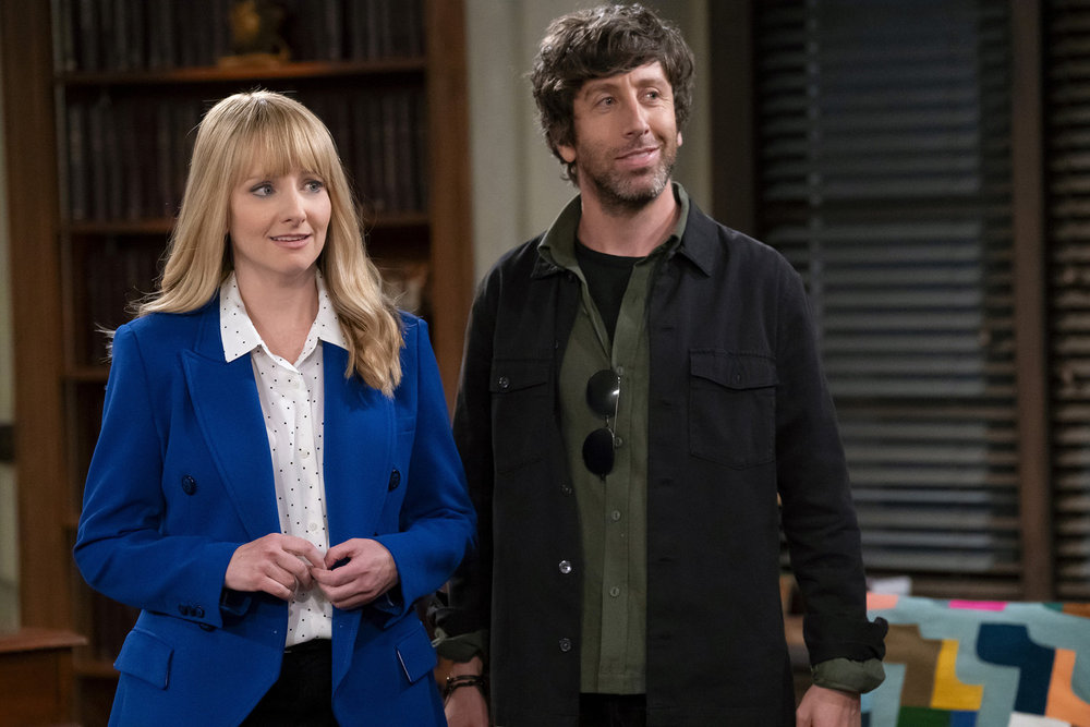 Melissa Rauch as Abby Stone, Simon Helberg as Spencer in Night Court