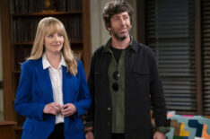 Melissa Rauch as Abby Stone, Simon Helberg as Spencer in Night Court