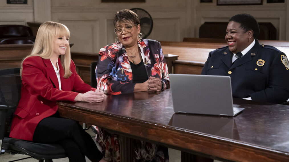 Melissa Rauch as Abby Stone, Marsha Warfield as Roz, Lacretta as Gurgs in the 'Night Court' Season 3 finale