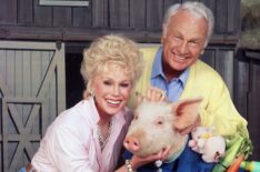 Eva Gabor and Eddie Albert with pig in 'Return to Green Acres'
