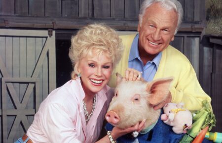 Eva Gabor and Eddie Albert with pig in 'Return to Green Acres'