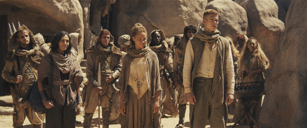 Madeleine Madden, Ayoola Smart, Josha Stradowski in The Wheel of Time