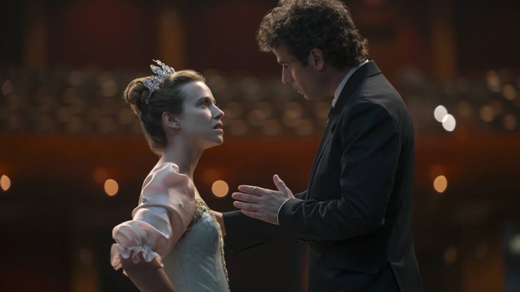 Lou de Laâge and Luke Kirby in 'Étoile'