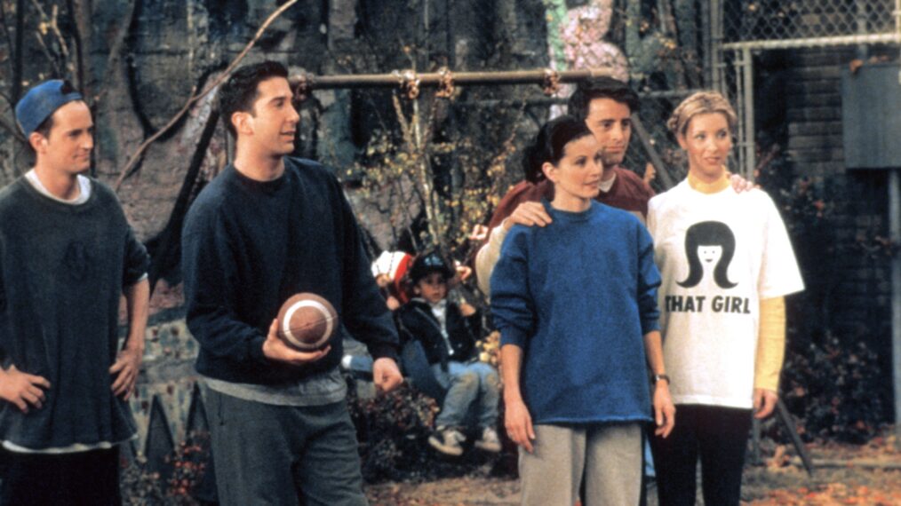 Matthew Perry, David Schwimmer, Courteney Cox, Matt LeBlanc, Lisa Kudrow in Friends - 'The One With the Football' - Season 3