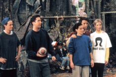 Matthew Perry, David Schwimmer, Courteney Cox, Matt LeBlanc, Lisa Kudrow in Friends - 'The One With the Football' - Season 3