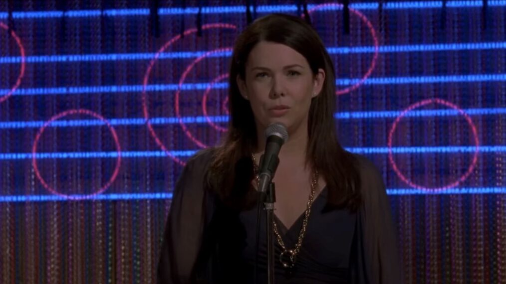 Lauren Graham as Lorelai serenading Luke at karaoke