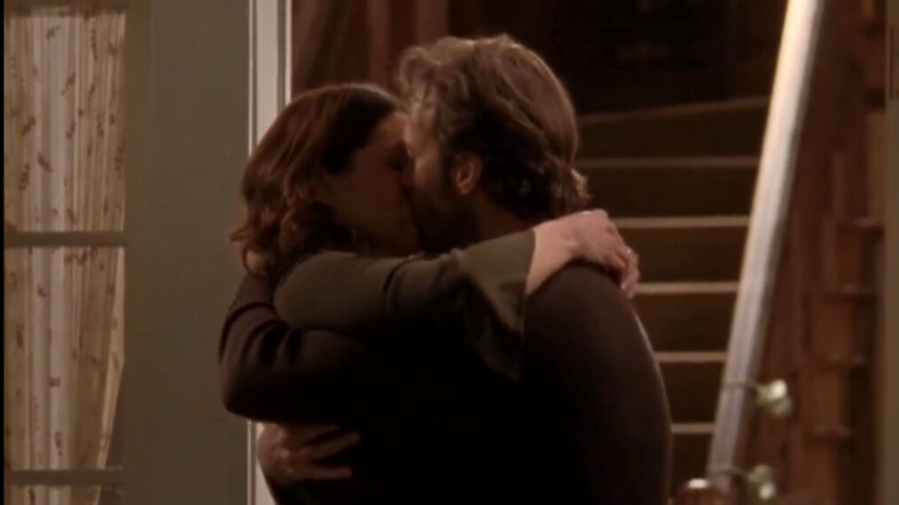 Lauren Graham and Scott Patterson kiss on Lorelai's porch
