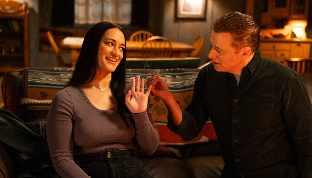 Sara Tomko as Asta Twelvetrees, Alan Tudyk as Harry Vanderspeigle in Resident Alien - Season 4 - 'Prisoners'