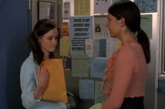 Alexis Bledel as Rory gets bailed out by her mother Lorelai (Lauren Graham)