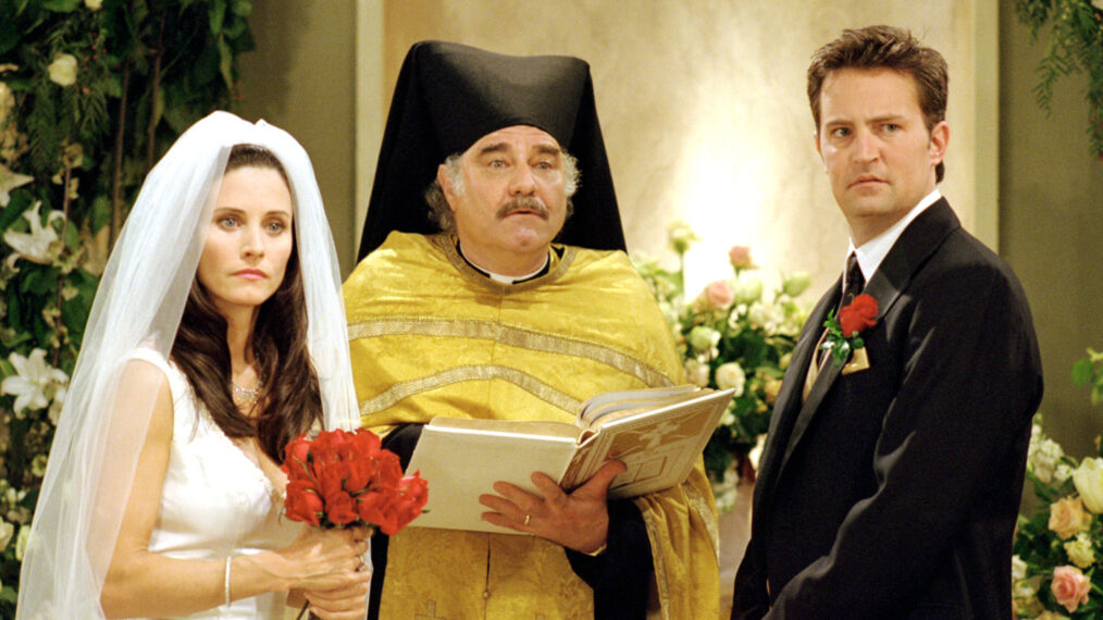 Courteney Cox Arquette, Steve Susskind, Matthew Perry in Friends - 'The One With Chandler & Monica's Wedding, Part I & II' - Season 7