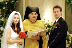 Courteney Cox Arquette, Steve Susskind, Matthew Perry in Friends - 'The One With Chandler & Monica's Wedding, Part I & II' - Season 7