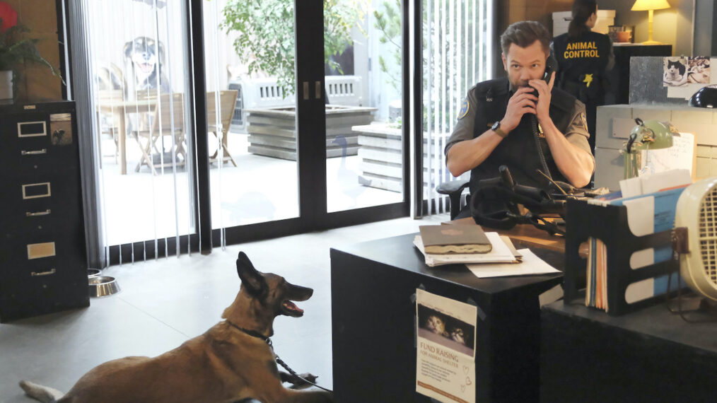 Joel McHale in 'Animal Control' - 'Goats, Snakes, and Dogs'