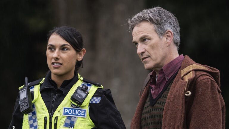 Nina Singh as Malik, Stephen Moyer as Palmer — 'Art Detectives' Season 1 Episode 1