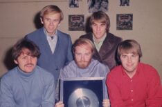 The Beach Boys with their silver (platinum) disc. Bruce Johnston, Al Jardine, Mike Love, Dennis Wilson, and Carl Wilson