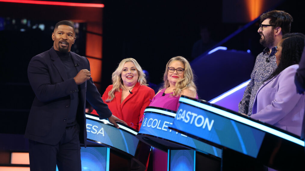 Jamie Foxx with contestants in 'Beat Shazam'