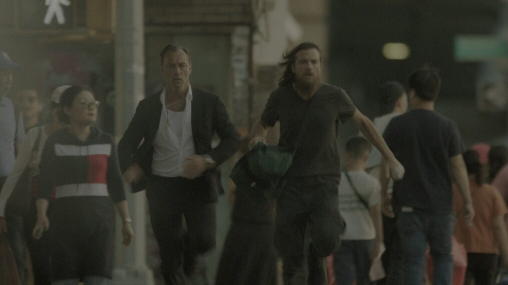 Jude Law as Jake, Jason Bateman as Vince — 'Black Rabbit' Season 1 Episode