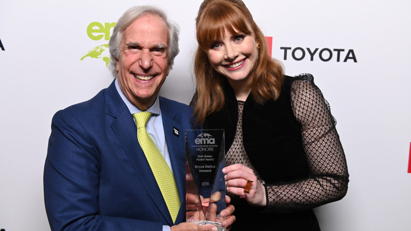 Henry Winkler and Bryce Dallas Howard pose with 'EMA Green Parent Award at the Environmental Media Association 2nd Annual Honors Benefit Gala at Private Residence on September 28, 2019 in Pacific Palisades, California.
