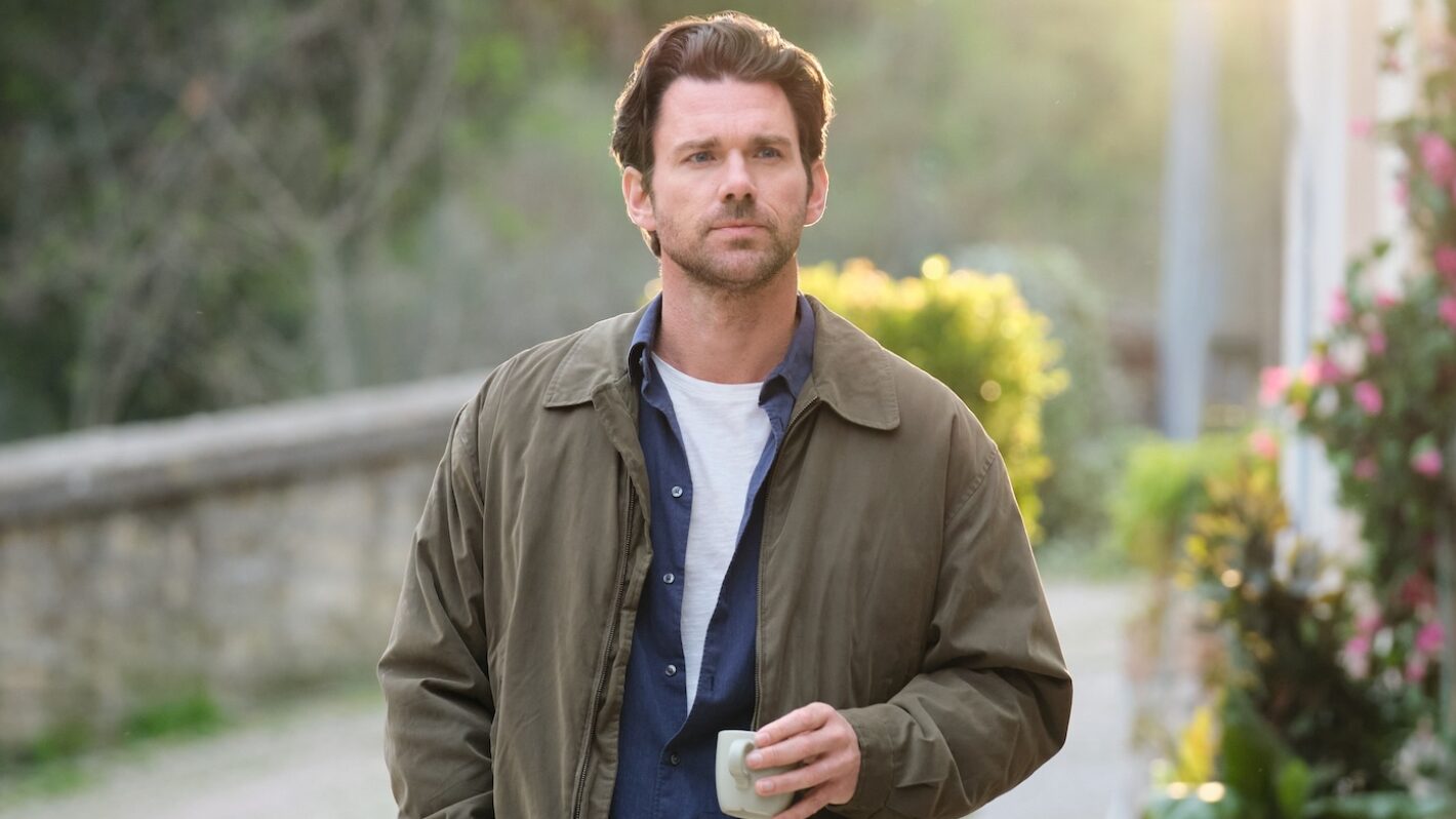 Kevin McGarry as Leo in 'Villa Amore'
