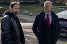 Jason Patric as Det. Tim McKenna, Chris Meloni as Det. Elliot Stabler — 'Law & Order: Organized Crime' Season 5 Episode 6 'Red, White, Black & Blue'