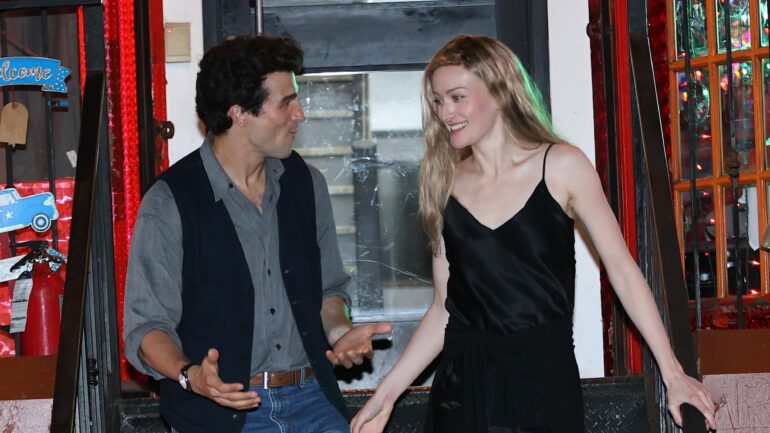 Paul Kelly and Sarah Pidgeon as JFK Jr and Carolyn Bessette are seen on the set of Ryan Murphy's