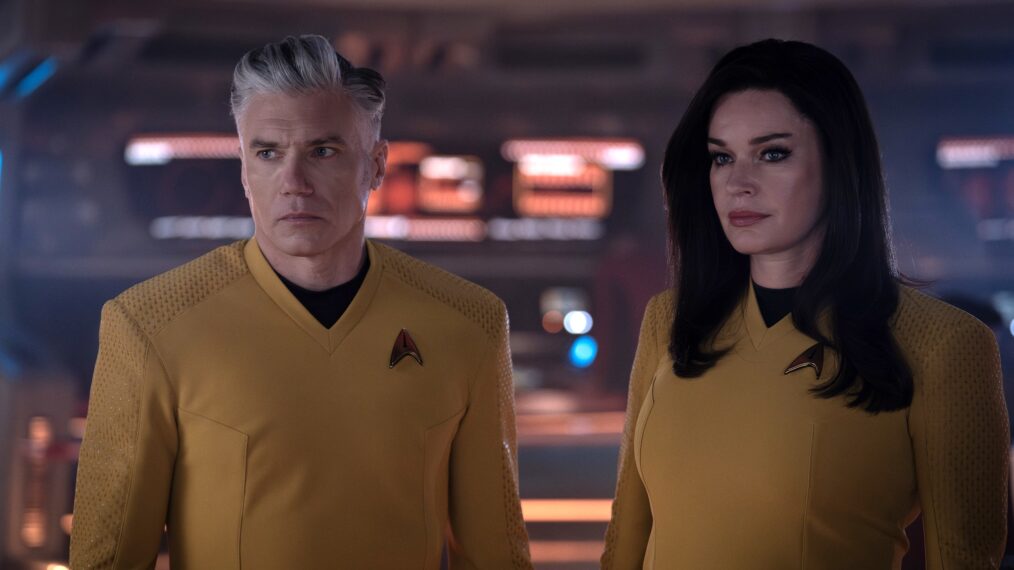 Anson Mount as Capt. Pike and Rebecca Romijn as Una — 'Star Trek: Strange New Worlds' Season 3