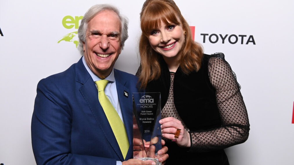 PACIFIC PALISADES, CALIFORNIA - SEPTEMBER 28: (L-R) Henry Winkler and Bryce Dallas Howard pose with 'EMA Green Parent Award at the Environmental Media Association 2nd Annual Honors Benefit Gala at Private Residence on September 28, 2019 in Pacific Palisades, California.
