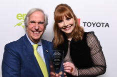 Henry Winkler and Bryce Dallas Howard pose with 'EMA Green Parent Award at the Environmental Media Association 2nd Annual Honors Benefit Gala at Private Residence on September 28, 2019 in Pacific Palisades, California.