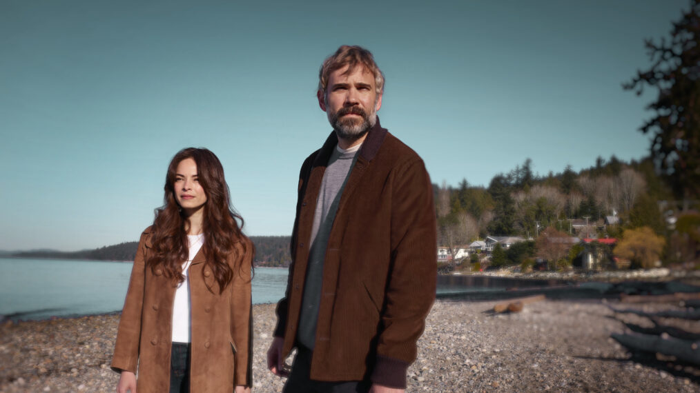 MURDER IN A SMALL TOWN: L-R: Kristin Kreuk and Rossif Sutherland. ©2025 Fox Media LLC. CR: James Dimmock/ FOX.