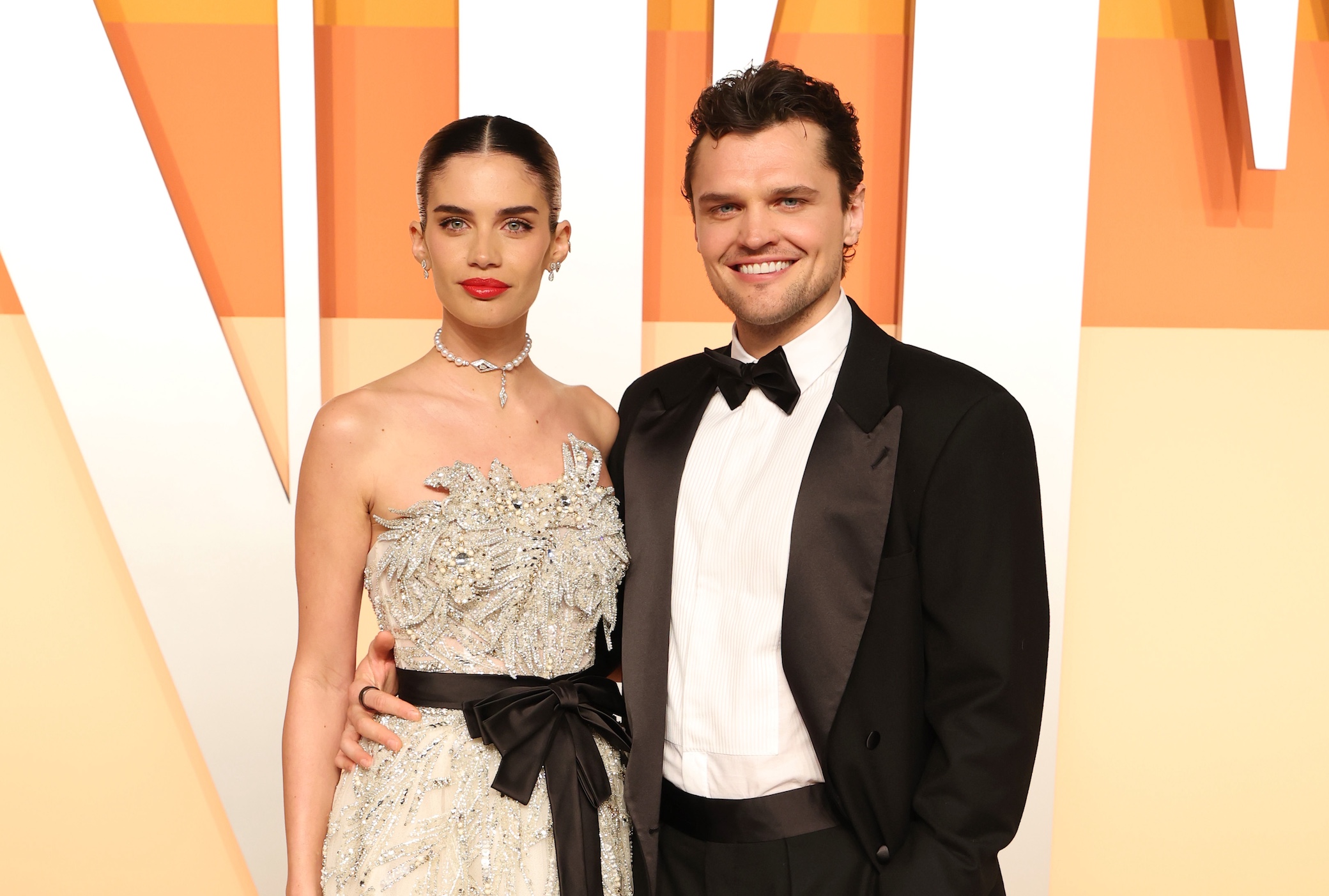 Sara Sampaio and Ray Nicholson attend the 2025 Vanity Fair Oscar Party Hosted By Radhika Jones at Wallis Annenberg Center for the Performing Arts on March 02, 2025 in Beverly Hills, California.