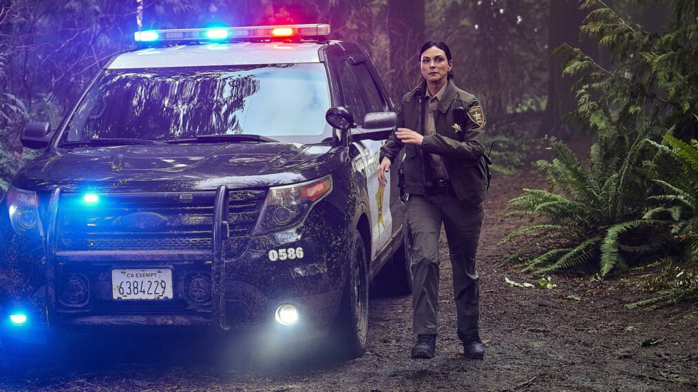 SHERIFF COUNTRY (Fridays, 8:00-9:00 PM) stars Morena Baccarin as straight-shooting sheriff Mickey Fox, the stepsister of Cal Fire’s division chief Sharon Leone (Diane Farr of FIRE COUNTRY), who investigates criminal activity as she patrols the streets of small-town Edgewater while contending with her ex-con father, Wes (W. Earl Brown), who is an off-the-grid marijuana grower, and a mysterious incident involving her wayward daughter. SHERIFF COUNTRY is an expansion of the universe of the hit drama series FIRE COUNTRY. Pictured: Morena Baccarin as Sheriff Mickey Fox on the CBS original series FIRE COUNTRY. Photo: Hugh Tull/CBS ©2025 CBS Broadcasting, Inc. All Rights Reserved.