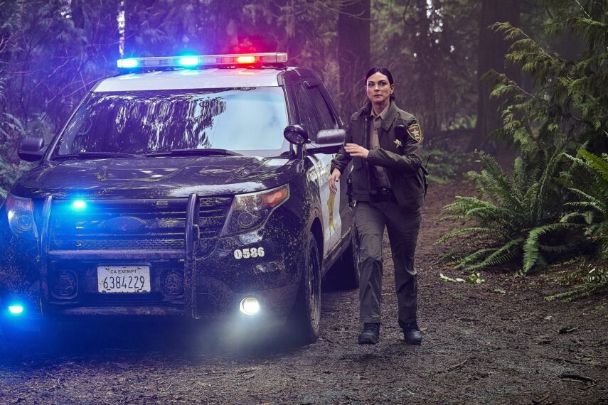 SHERIFF COUNTRY (Fridays, 8:00-9:00 PM) stars Morena Baccarin as straight-shooting sheriff Mickey Fox, the stepsister of Cal Fire’s division chief Sharon Leone (Diane Farr of FIRE COUNTRY), who investigates criminal activity as she patrols the streets of small-town Edgewater while contending with her ex-con father, Wes (W. Earl Brown), who is an off-the-grid marijuana grower, and a mysterious incident involving her wayward daughter. SHERIFF COUNTRY is an expansion of the universe of the hit drama series FIRE COUNTRY. Pictured: Morena Baccarin as Sheriff Mickey Fox on the CBS original series FIRE COUNTRY. Photo: Hugh Tull/CBS ©2025 CBS Broadcasting, Inc. All Rights Reserved.
