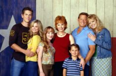 Steve Howey, Joanna Garcia, Scarlett Pomers, Reba McEntire, Mitch Holleman, Christopher Rich, Melissa Peterman in Reba