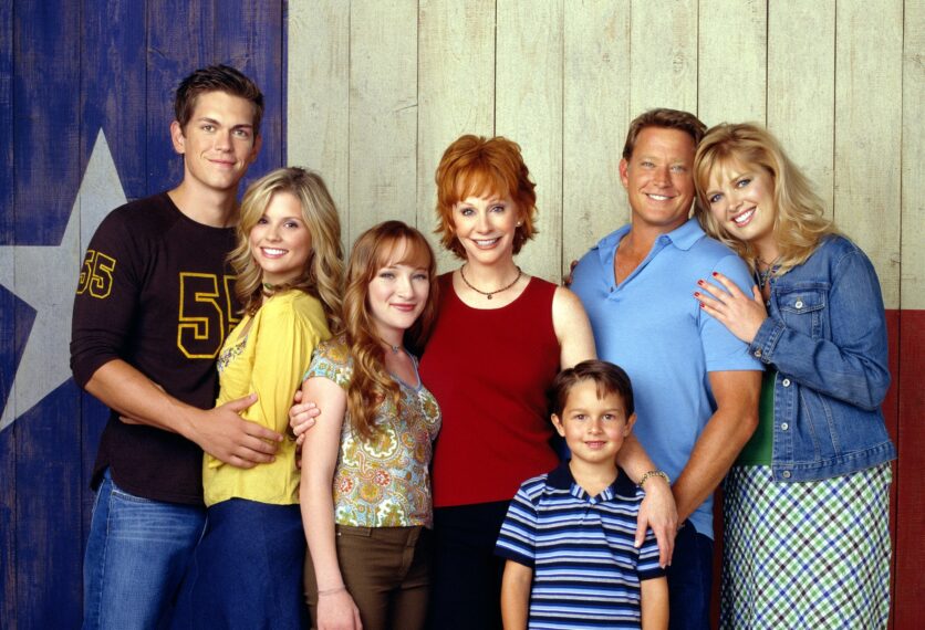 Steve Howey, Joanna Garcia, Scarlett Pomers, Reba McEntire, Mitch Holleman, Christopher Rich, Melissa Peterman in Reba