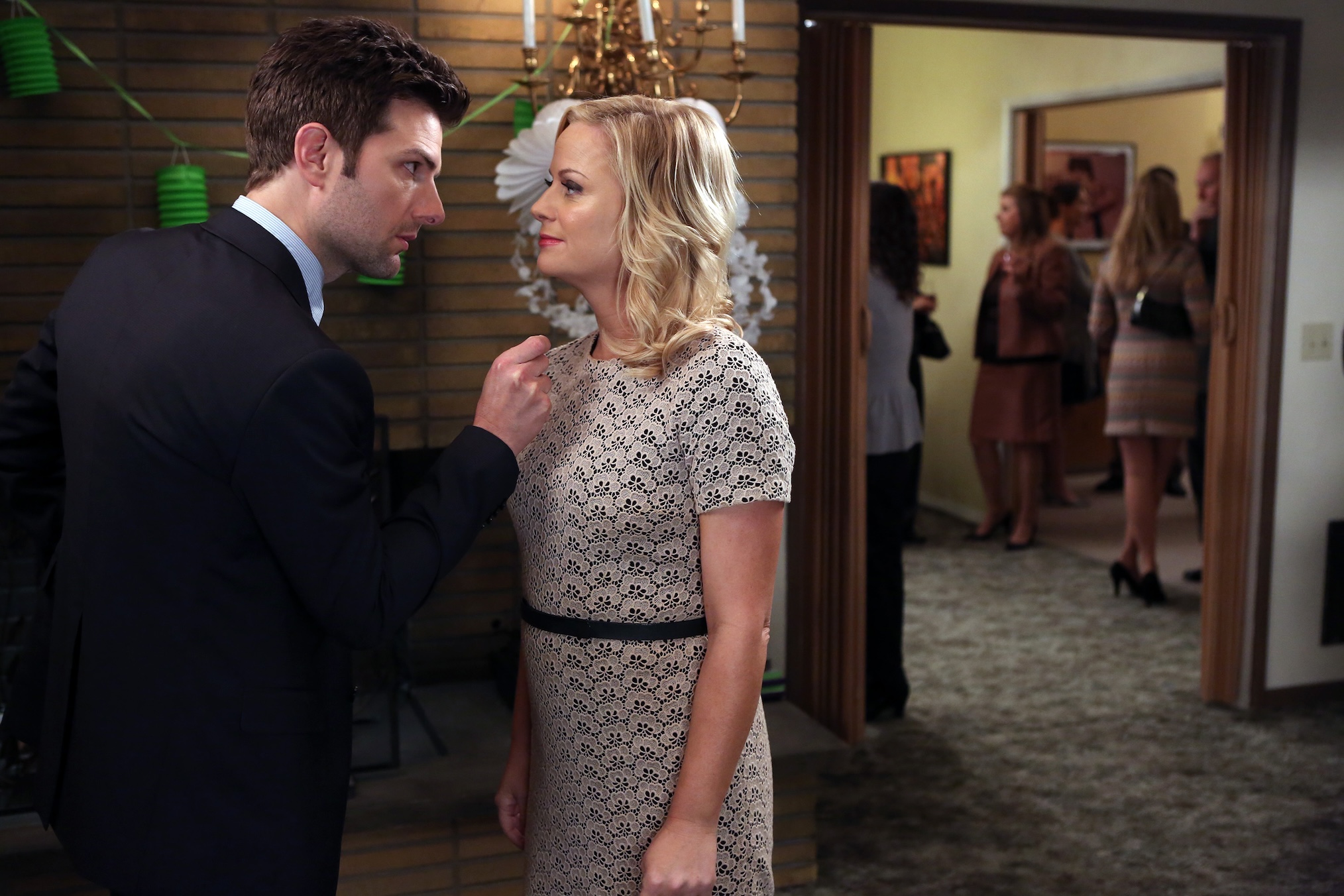 Adam Scott, Amy Poehler as Ben and Leslie in 'Parks and Recreation' Season 5