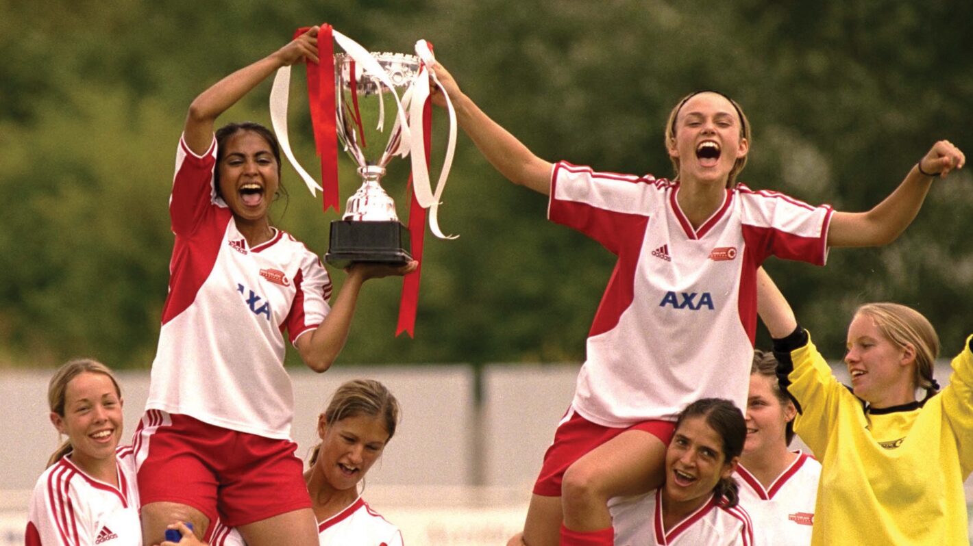 BEND IT LIKE BECKHAM, Parminder Nagra, Keira Knightley, 2002.
